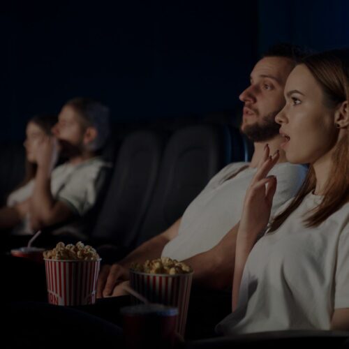 Pareja en sala de cine viendo una película